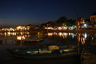 Thu Bon River at night Thu Bon-floden i skenet av staden