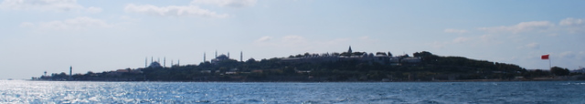 View of Historic Istanbul Utsikt mot den historiska stadsdelen av Istanbul, från den asiatiska sidan av staden.